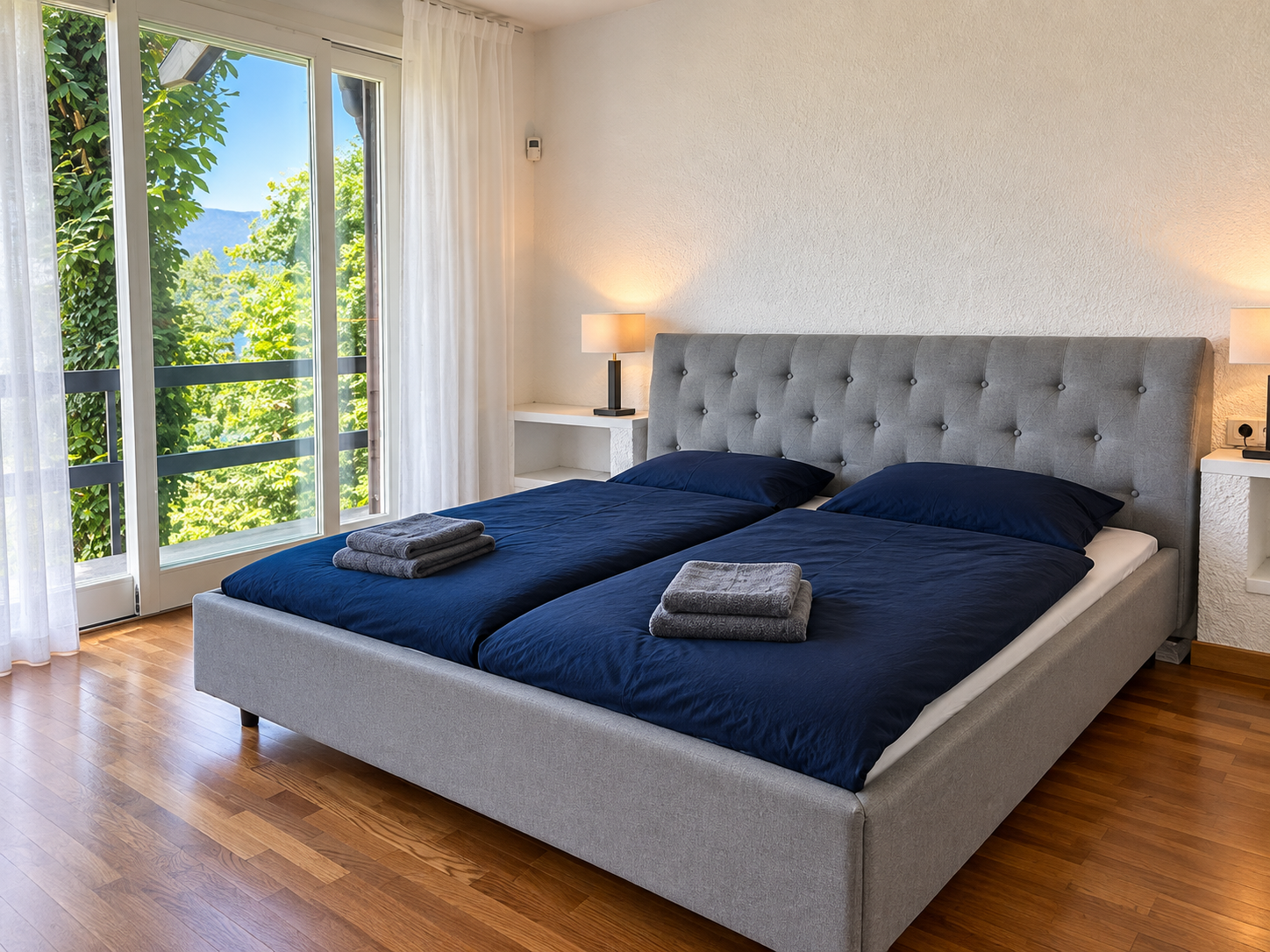 Schlafzimmer mit weißen Leinengardinen