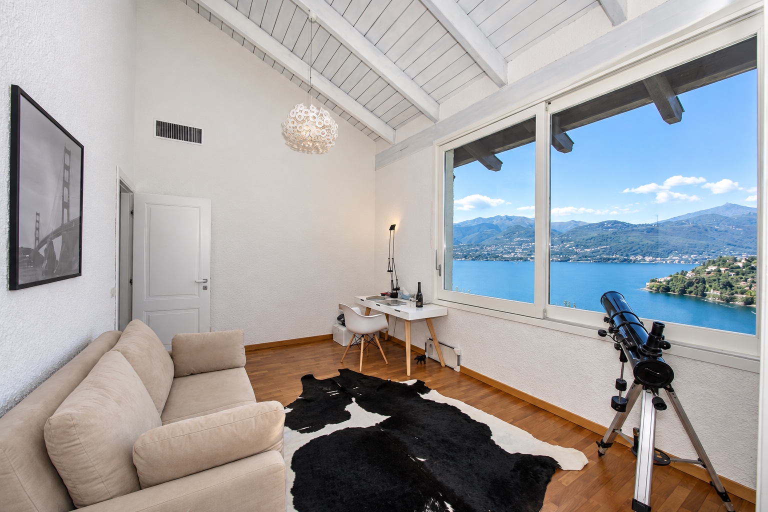 Bibliothek mit Schlafsofa und Seeblick