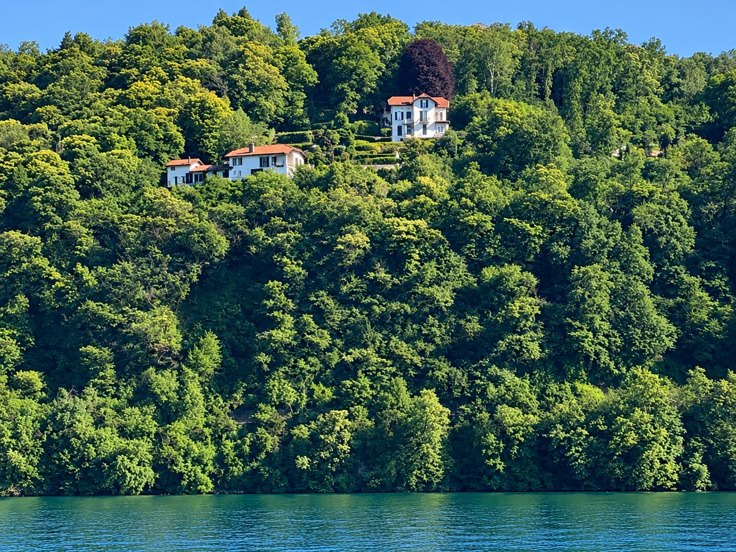 Blick vom See auf die Villa am Hang