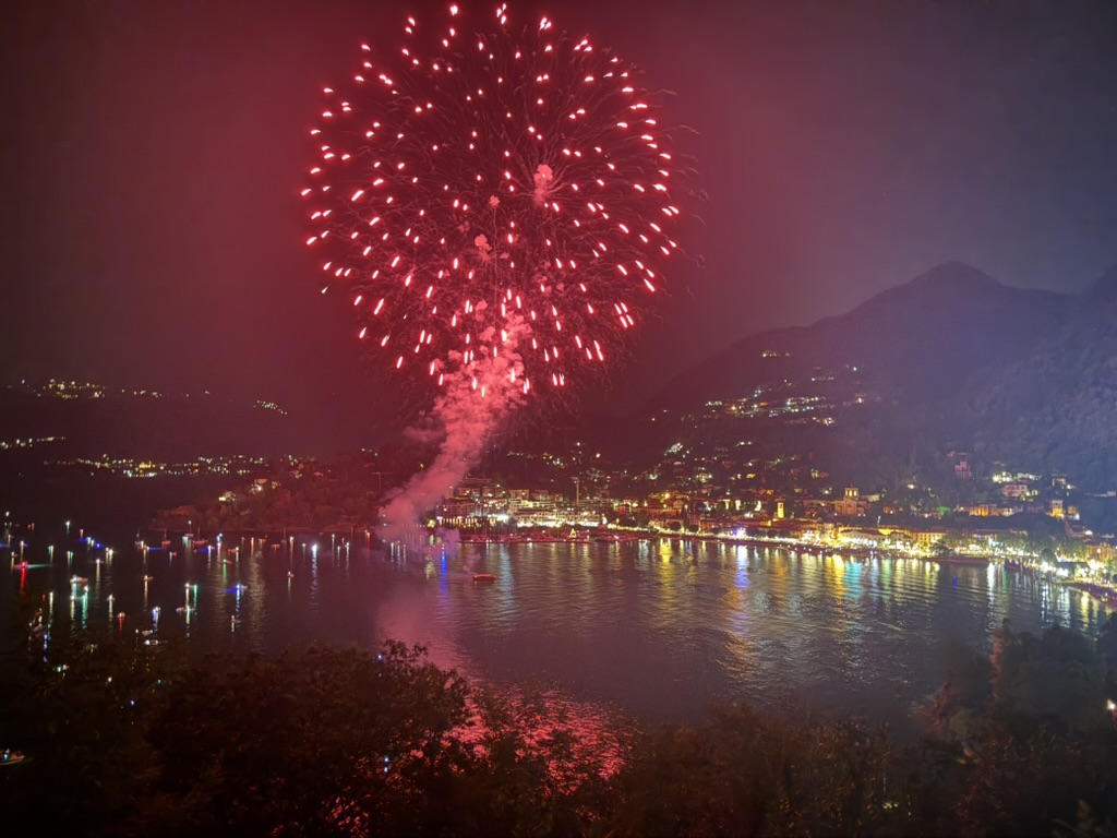 Feuerwerk über Laveno am Lago Maggiore