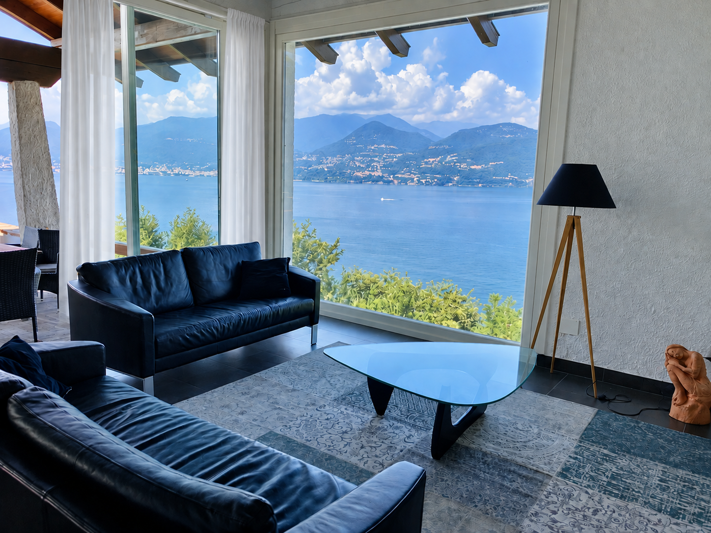 Wohnbereich mit Panoramafenster und Seeblick