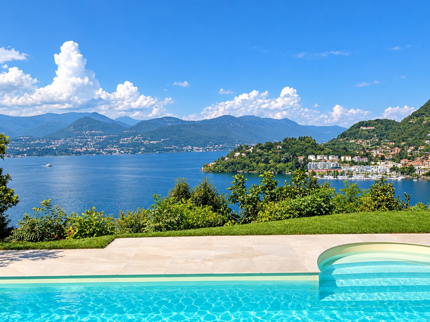 Pool und Seeblick
