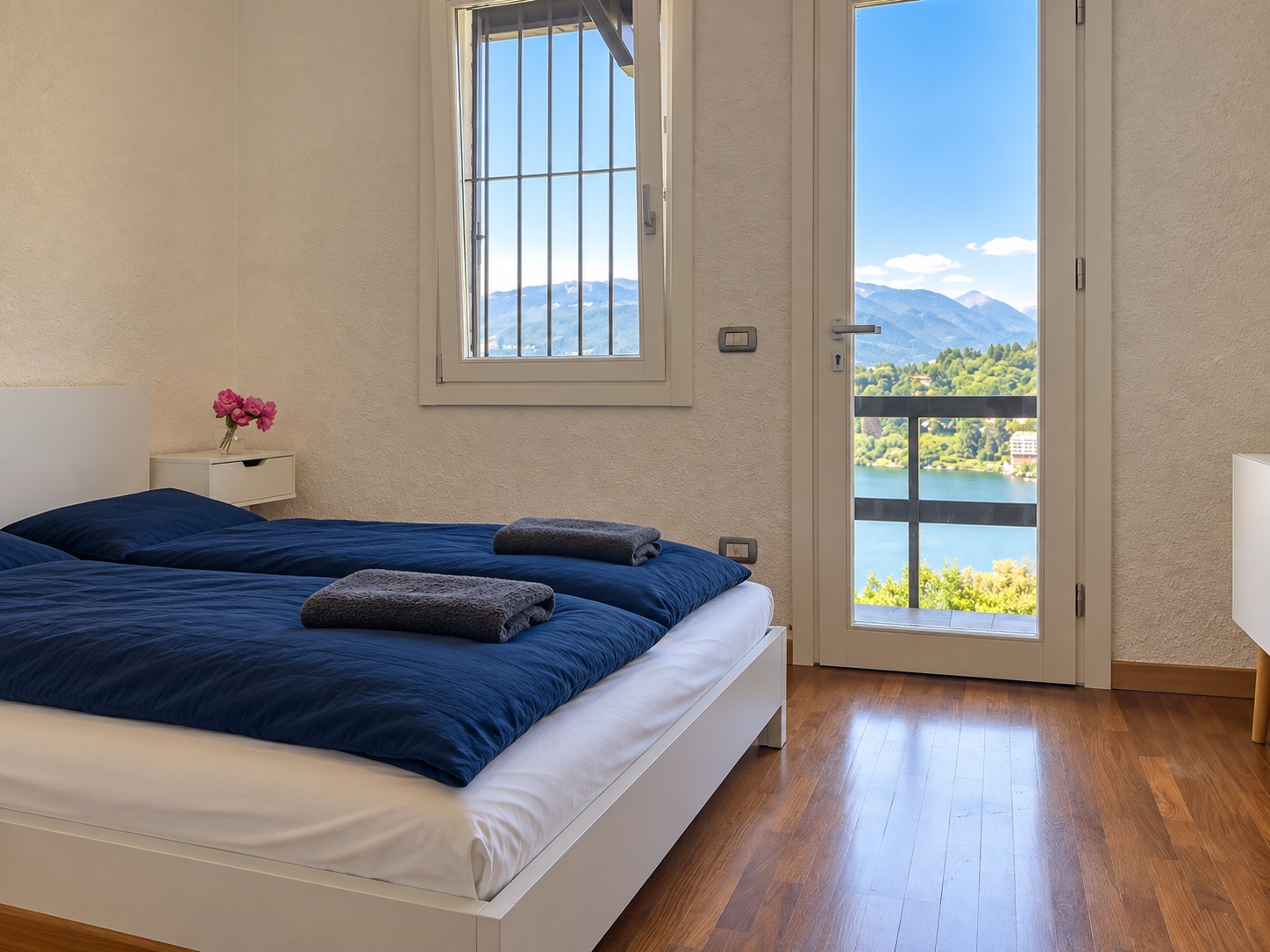 Schlafzimmer mit Balkon und Seeblick