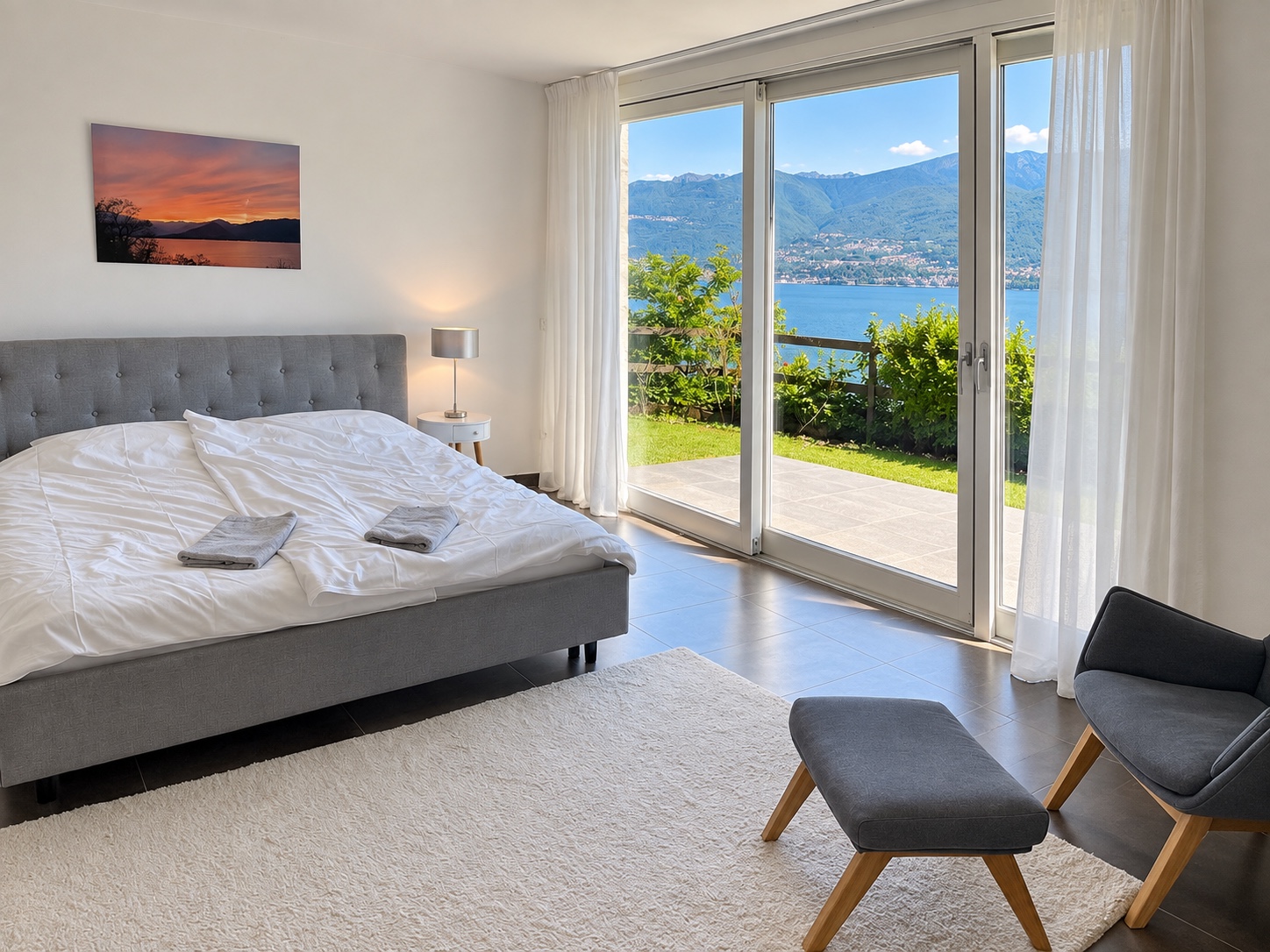 Schlafzimmer mit Terrasse und Seeblick