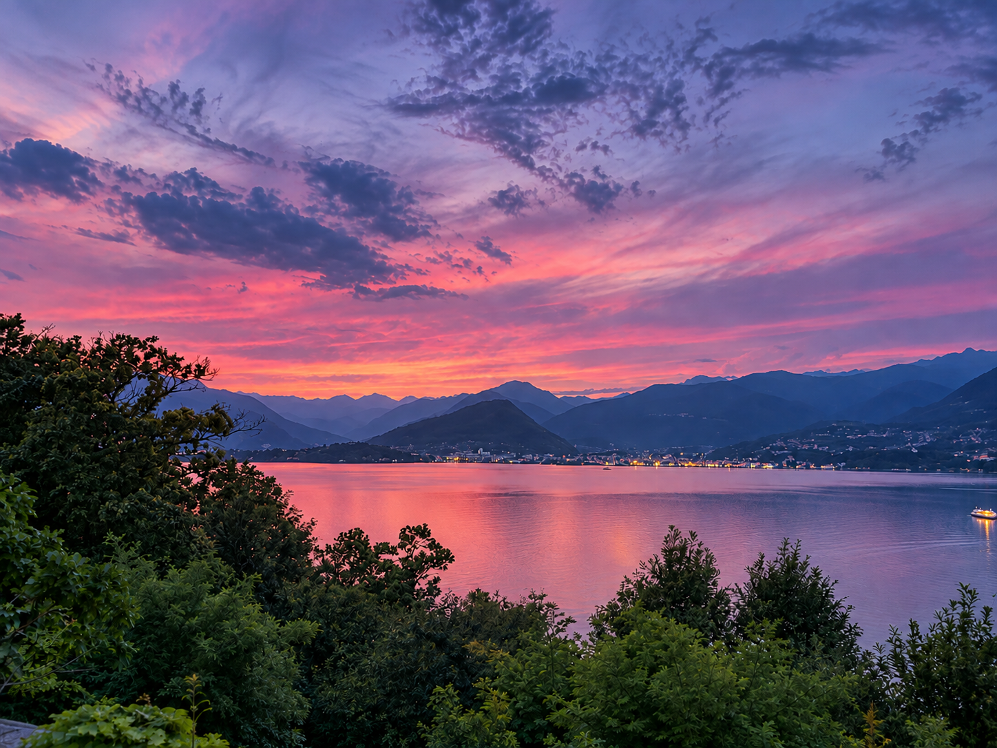 Lila Sonnenuntergang über dem Lago Maggiore