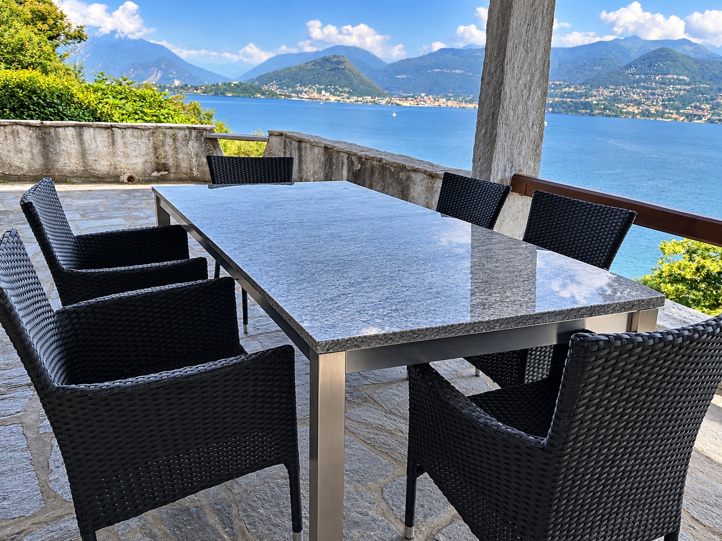 Terrasse mit Esstisch und Blick über den Lago Maggiore
